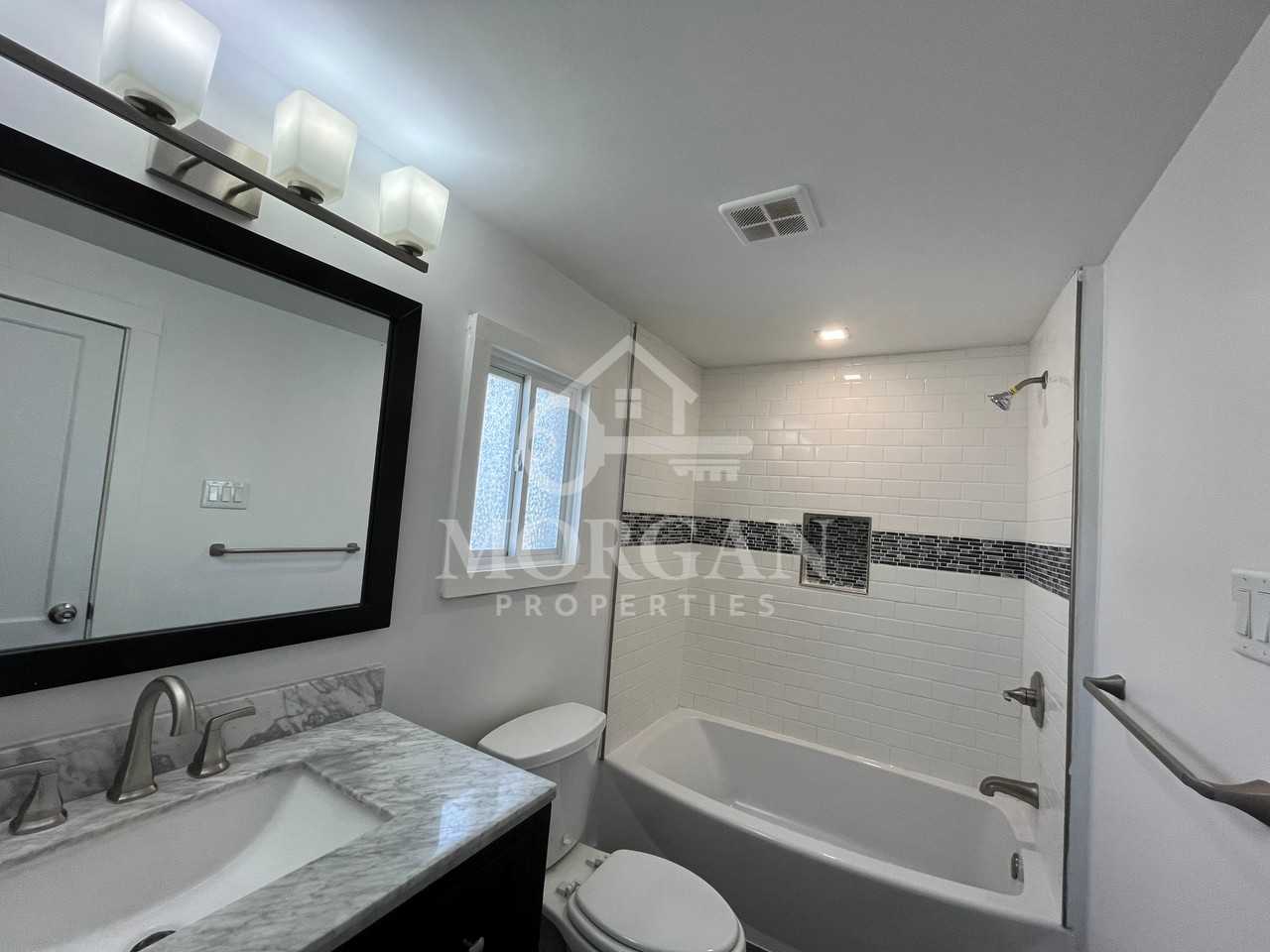 921 W 9th St #1 - Photo 7 of 9