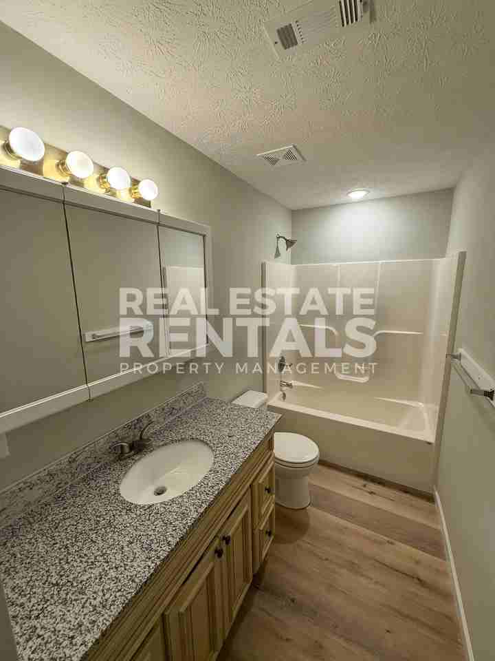 1501 Van Buren Ave #1 - Photo 7 of 8