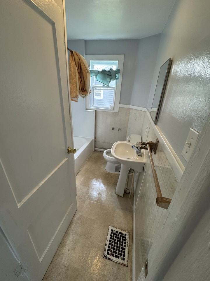 415 E 35th St #1 - Photo 3 of 5