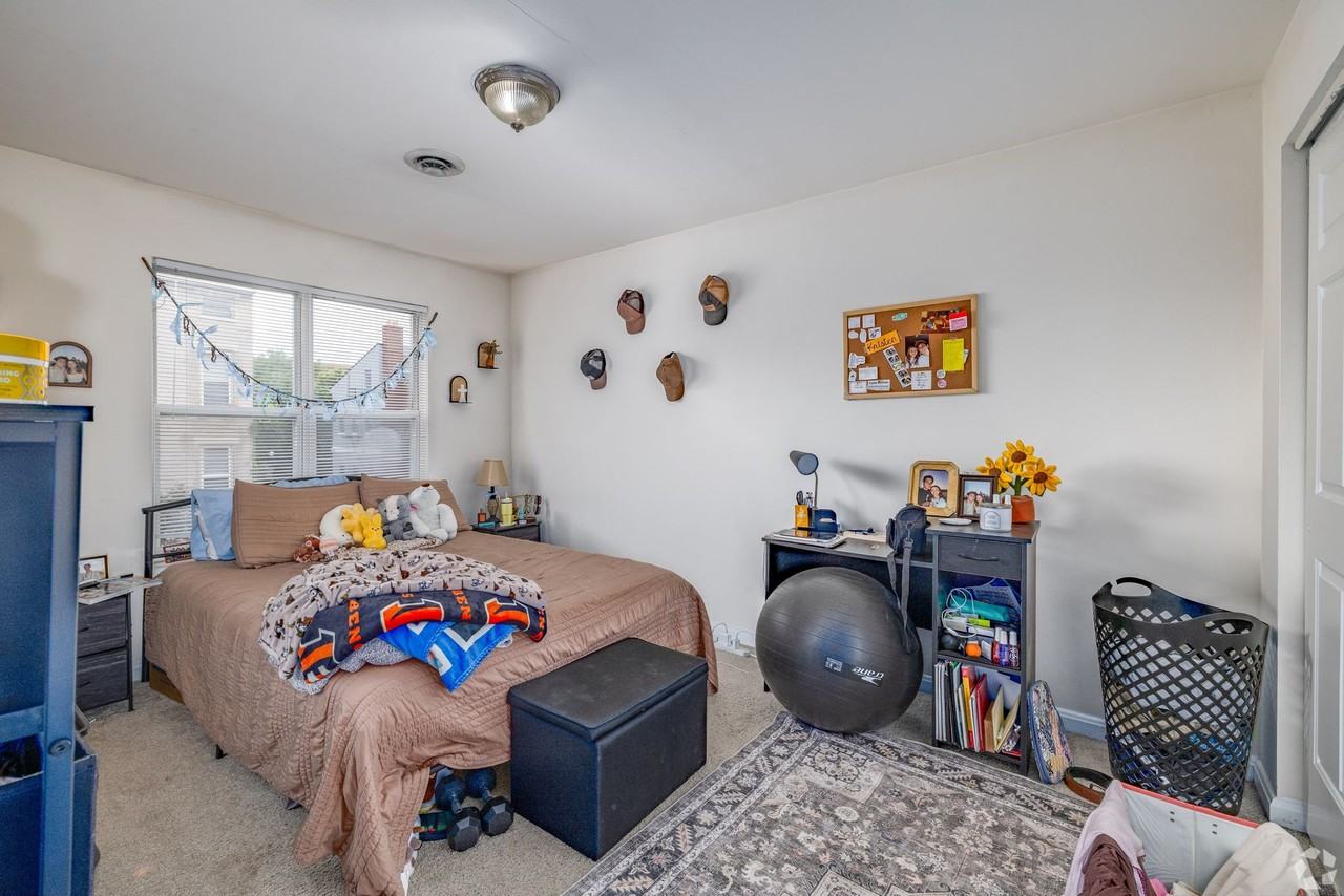 Walk to UC & UC Medical | 1BR/2BR Apartments - Photo 4 of 31