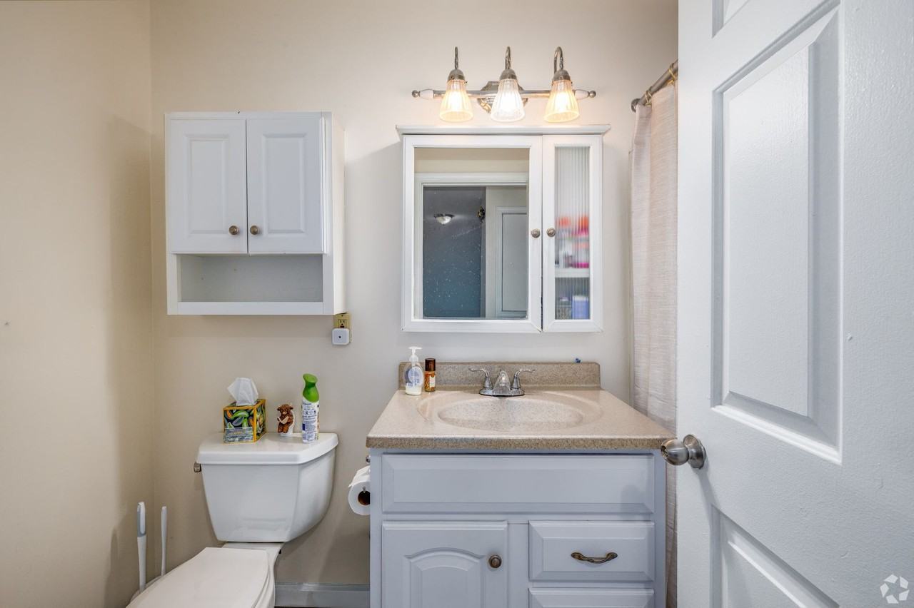 Walk to UC & UC Medical | 1BR/2BR Apartments - Photo 5 of 31