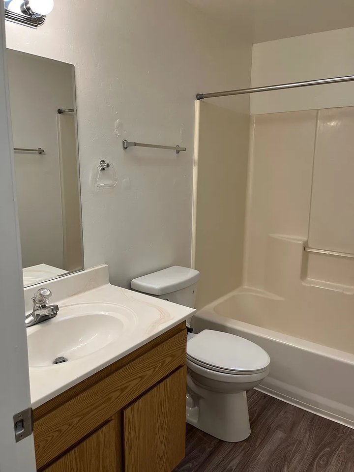4557 N Robert Rd #B - Photo 6 of 7