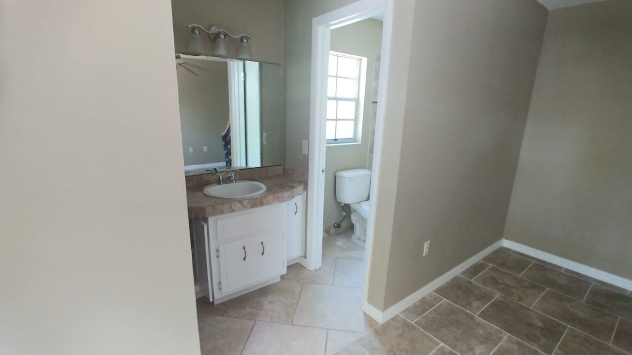 5725 Se 3rd Pl #1 - Photo 4 of 10