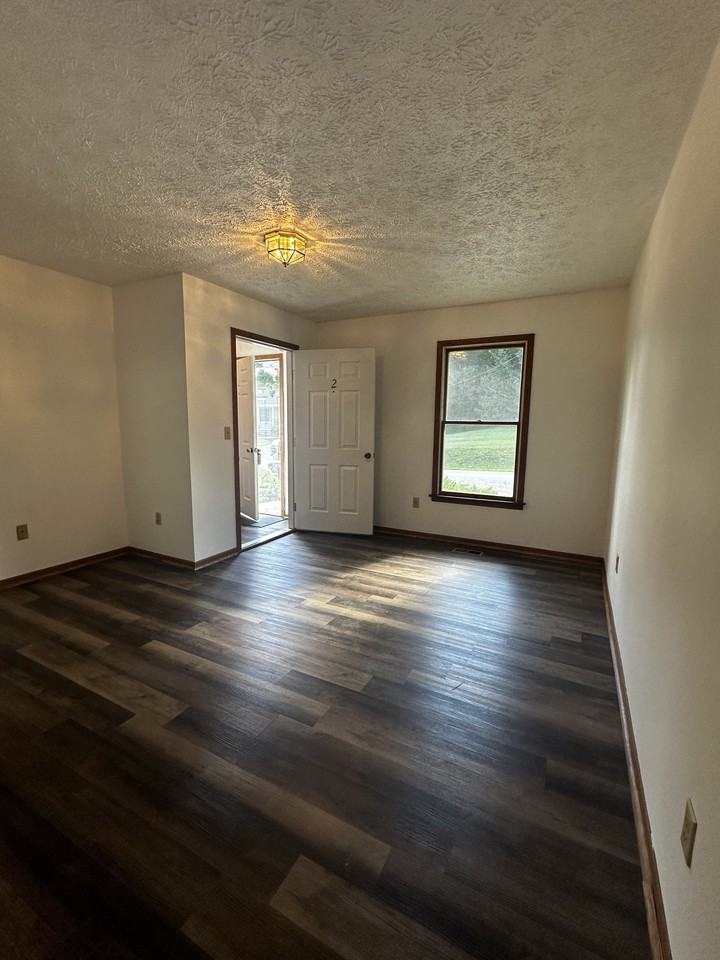 106 Sharon Drive - 2Unit 2 (left) #2 - Photo 5 of 9