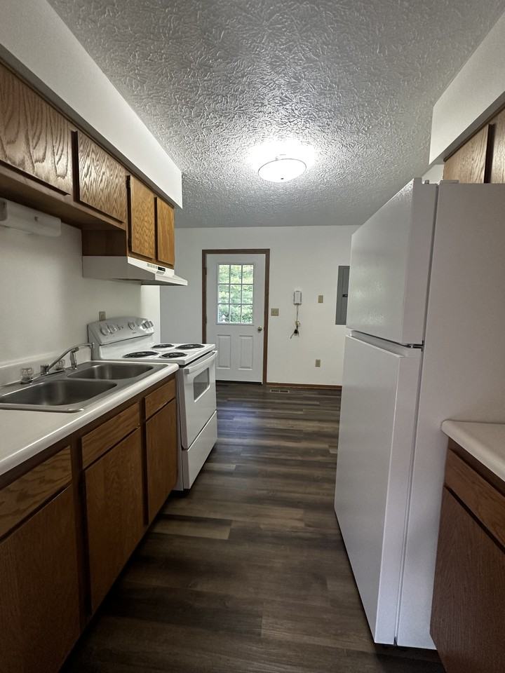 106 Sharon Drive - 2Unit 2 (left) #2 - Photo 6 of 9