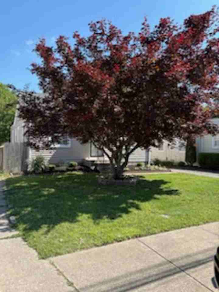327 Inverness Ave - Photo 5 of 10