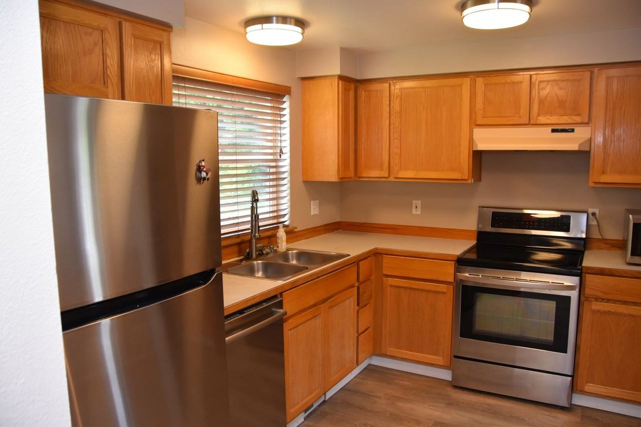 1405 E 38th St - Photo 3 of 24