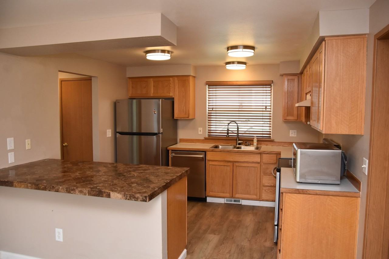 1405 E 38th St - Photo 5 of 24