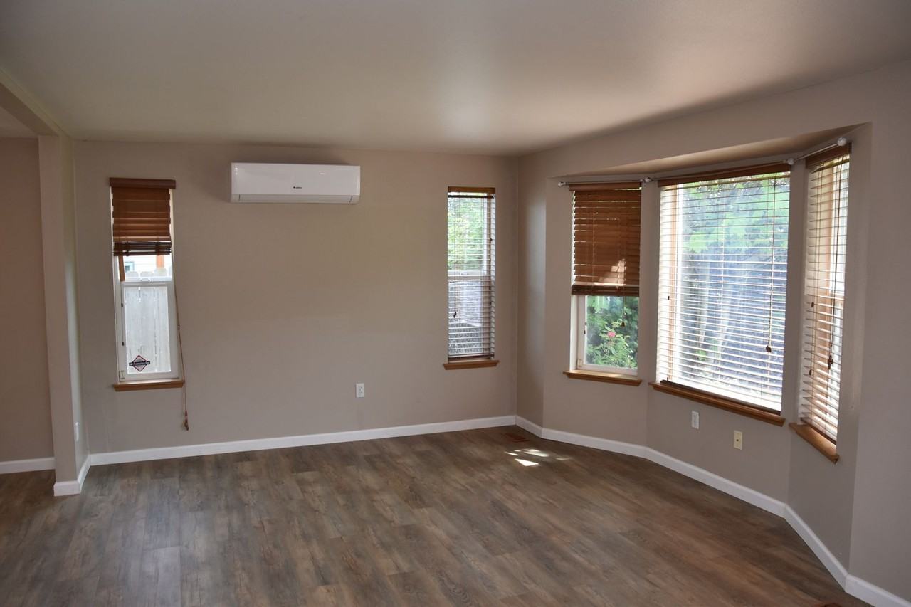 1405 E 38th St - Photo 6 of 24