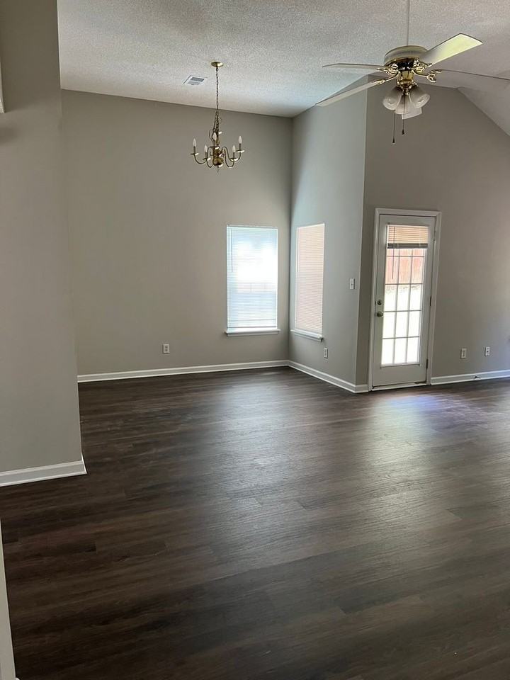 1010 Salford Pl - Photo 4 of 30