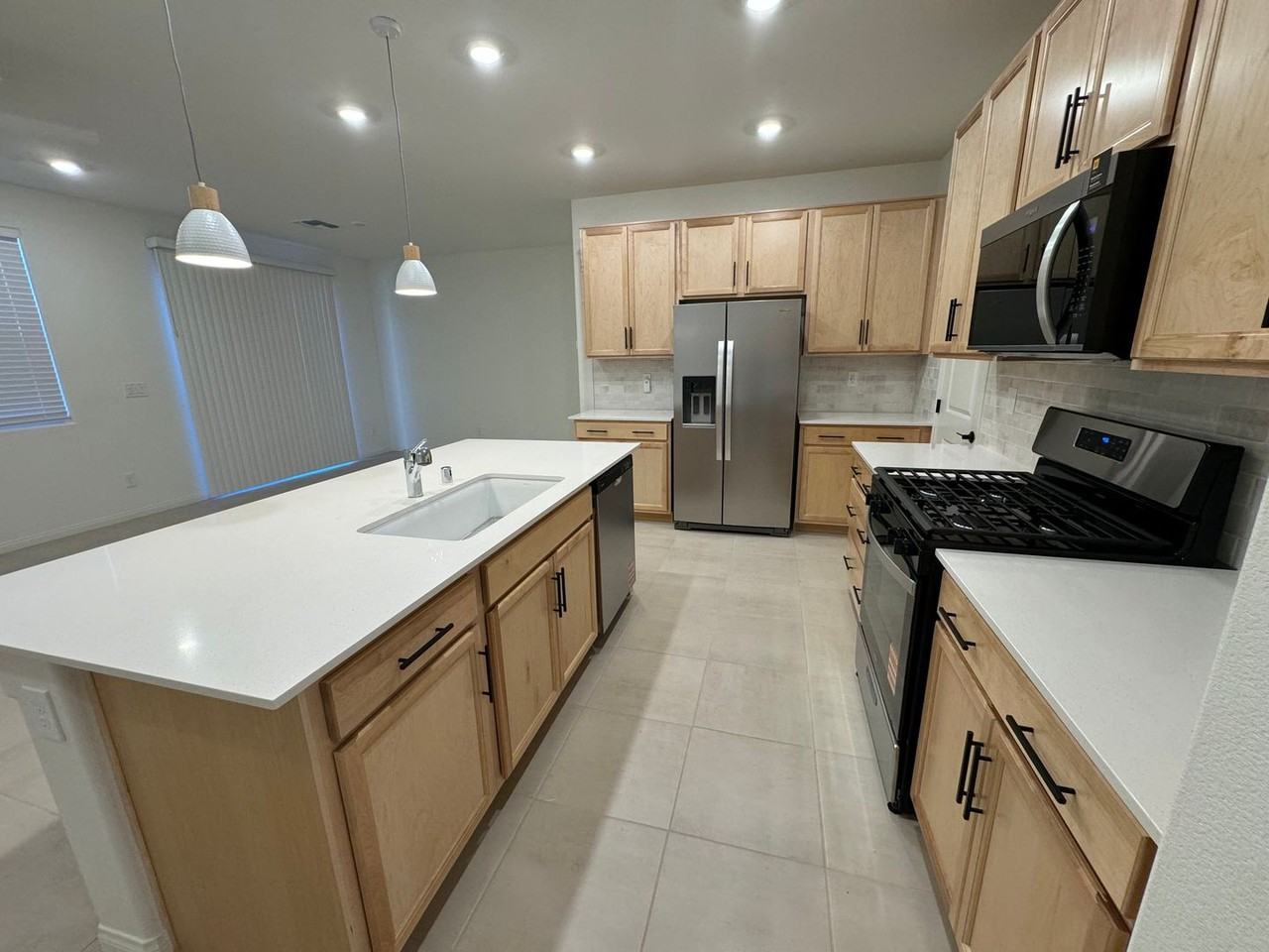 9131 Rivington Ave - Photo 5 of 36