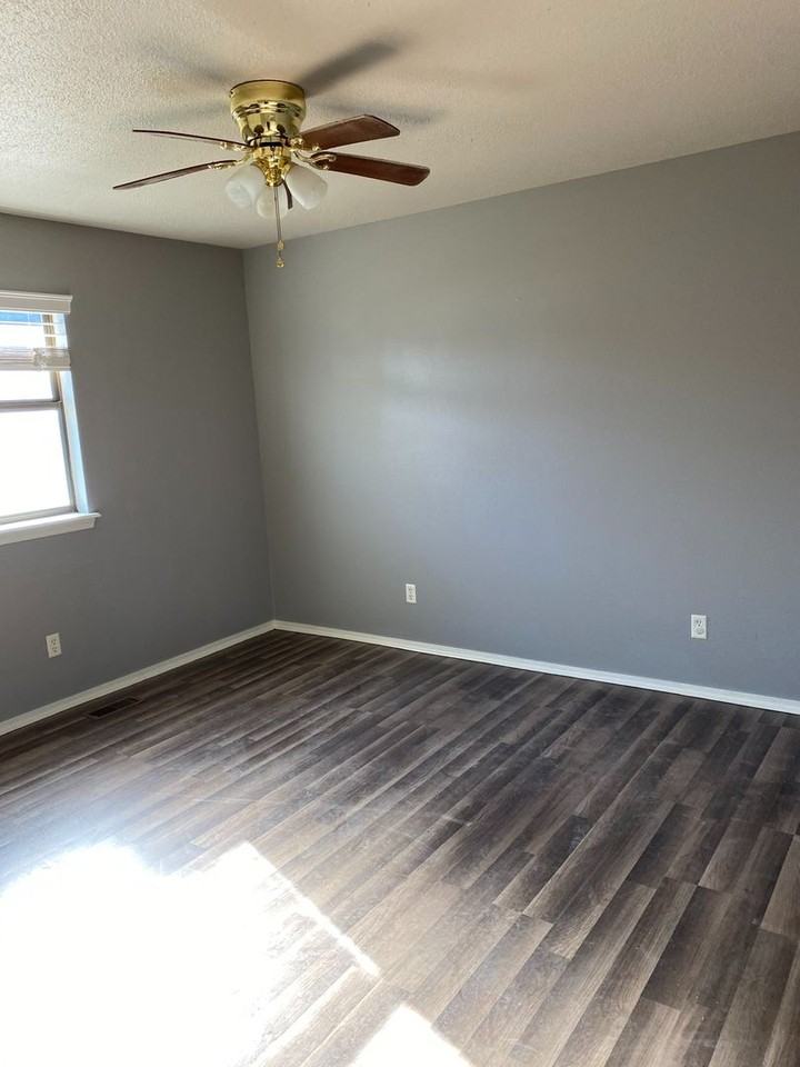 514 W J St #B - Photo 2 of 4