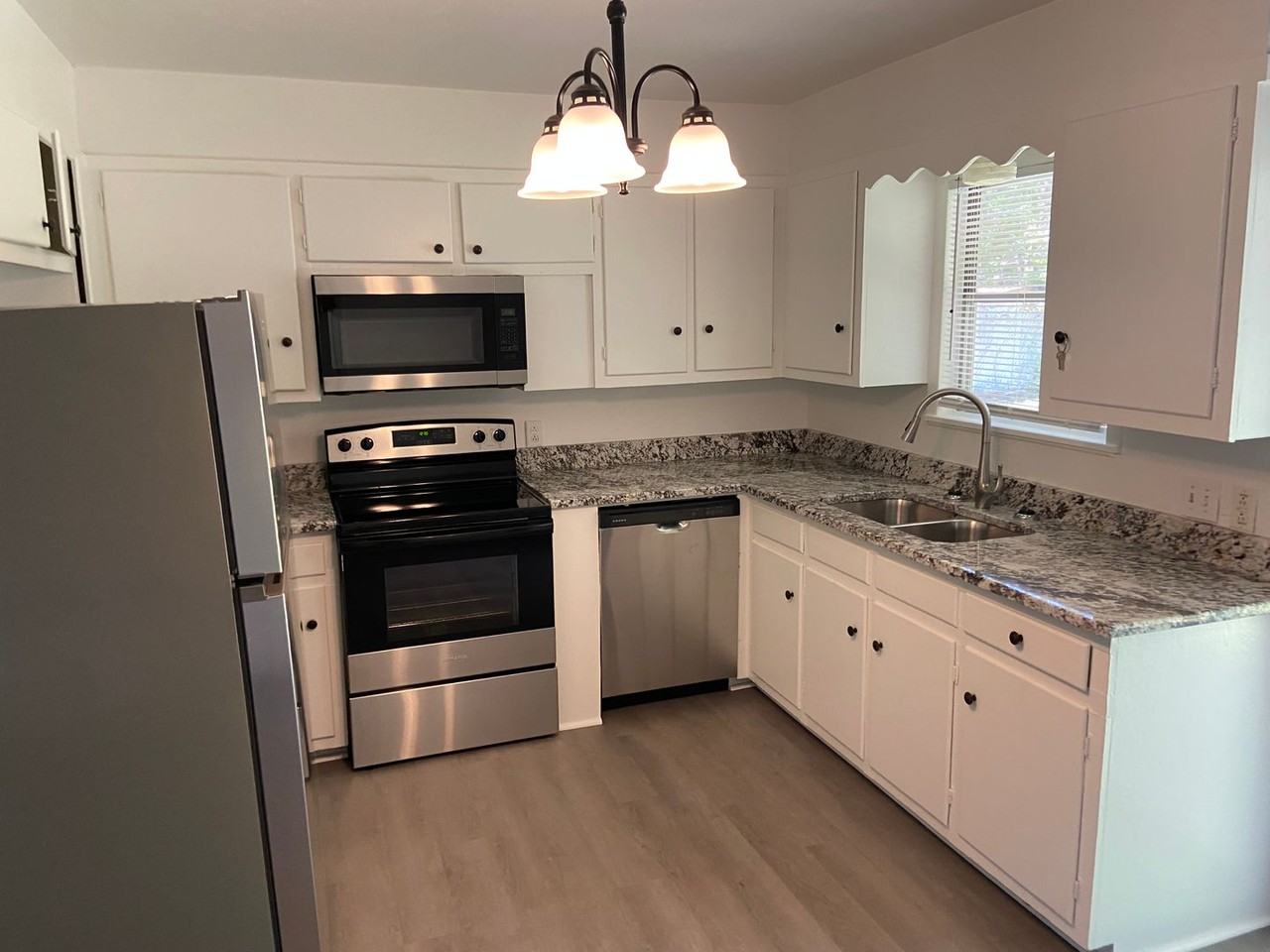 1310 N Garfield Ave - Photo 4 of 12
