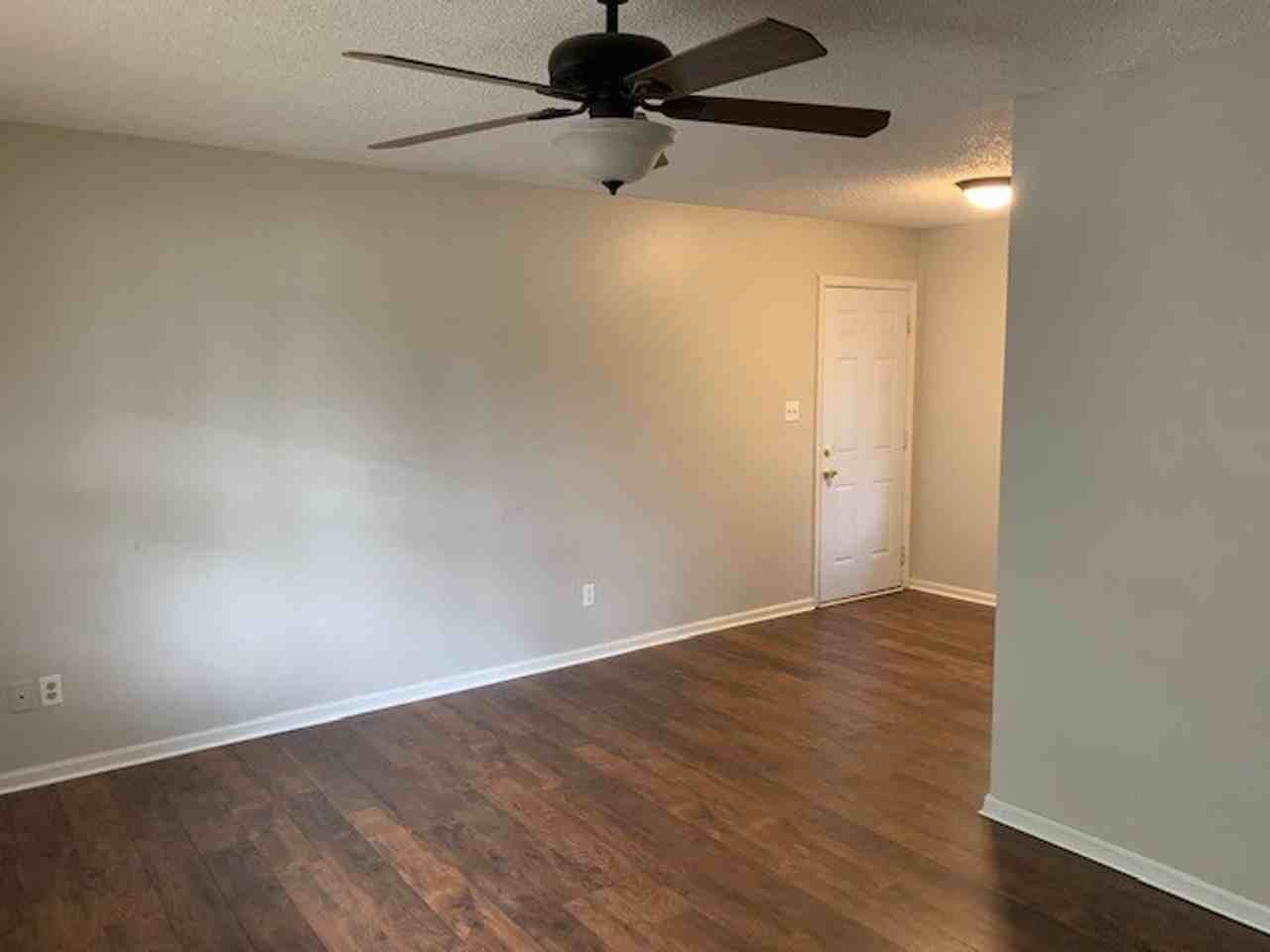 320 S Hawthorne St - Photo 4 of 14