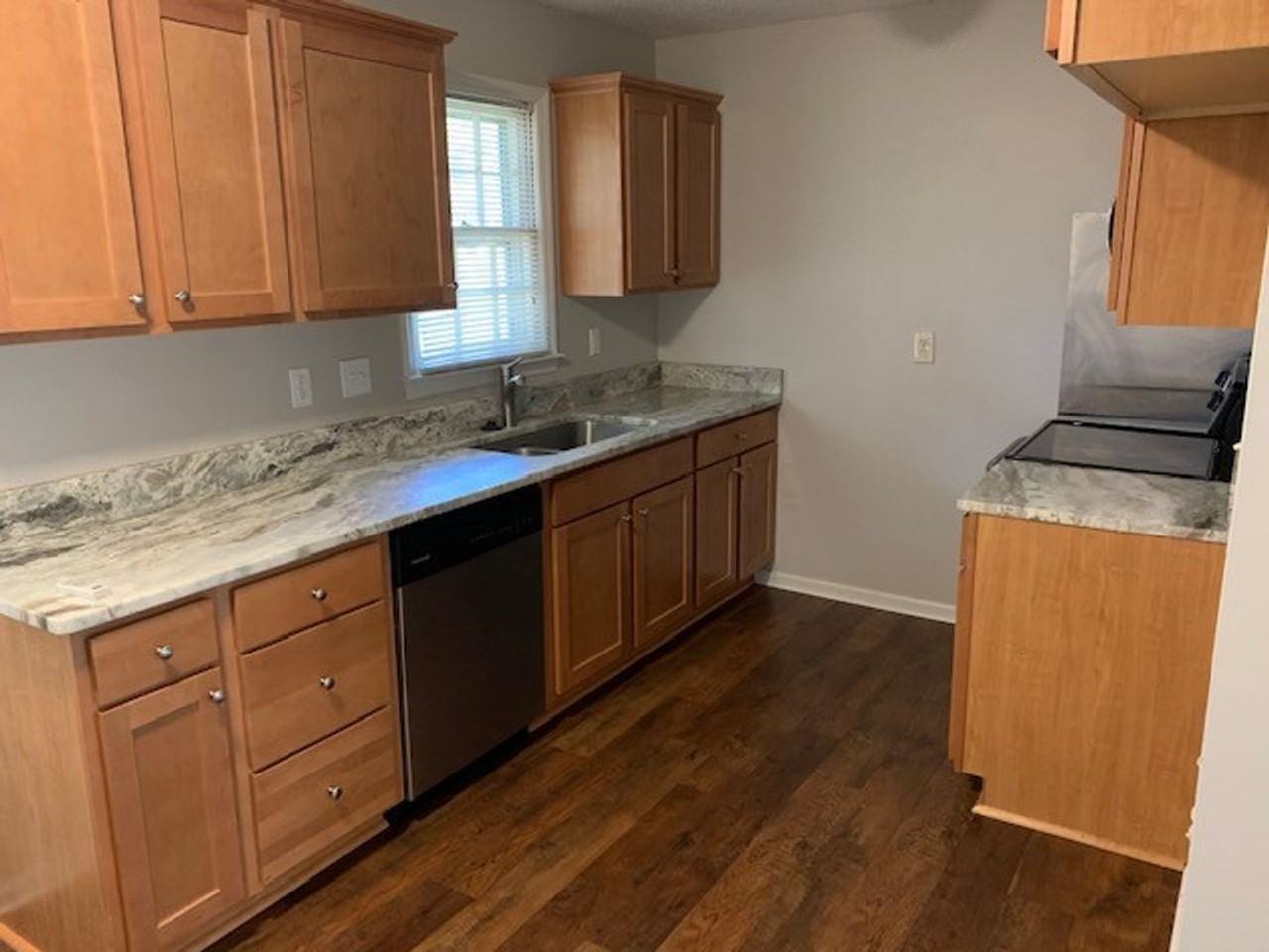 320 S Hawthorne St - Photo 5 of 14
