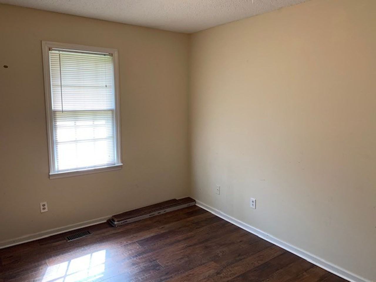 320 S Hawthorne St - Photo 7 of 14
