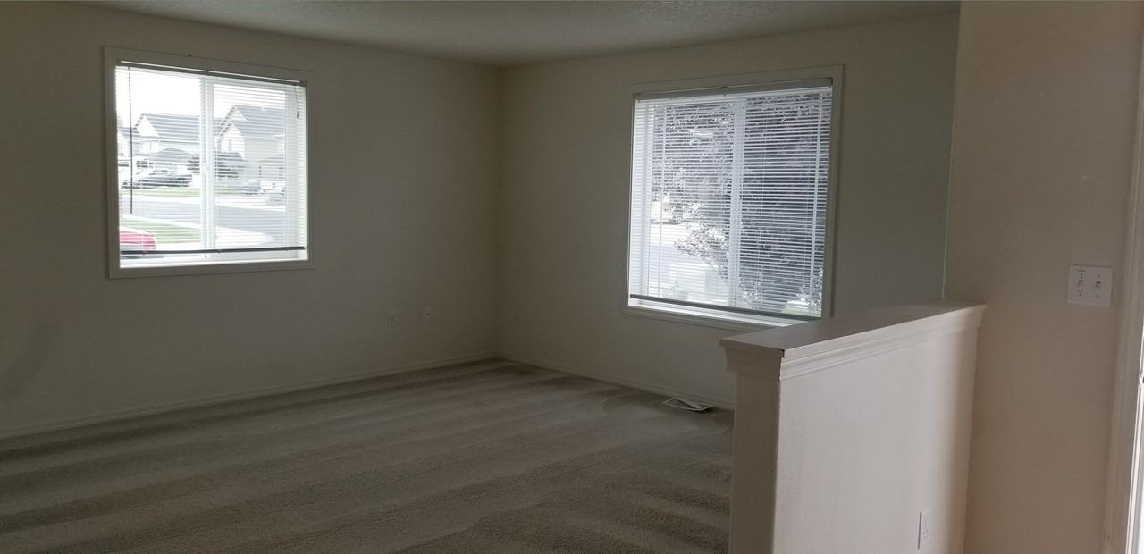 618 S Harborview St - Photo 2 of 12