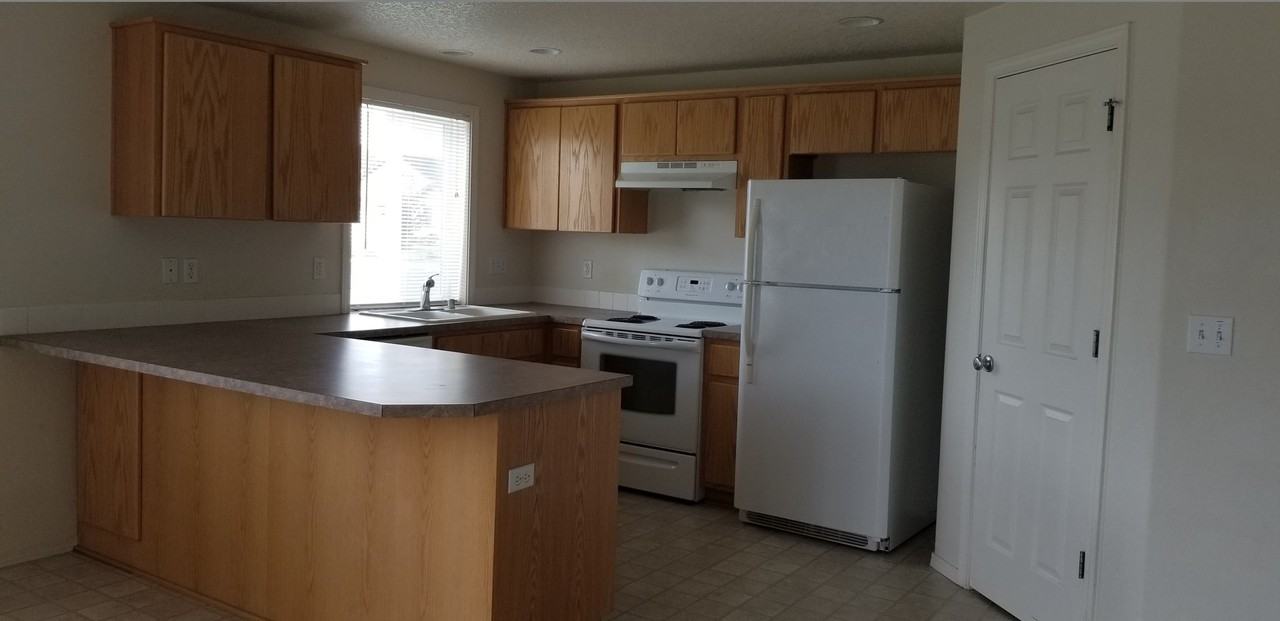618 S Harborview St - Photo 5 of 12