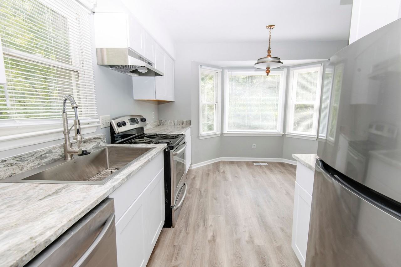 5628 Thea Ln - Photo 4 of 15