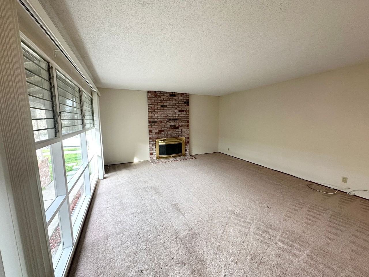 10386 Plum Tree Ln - Photo 2 of 12