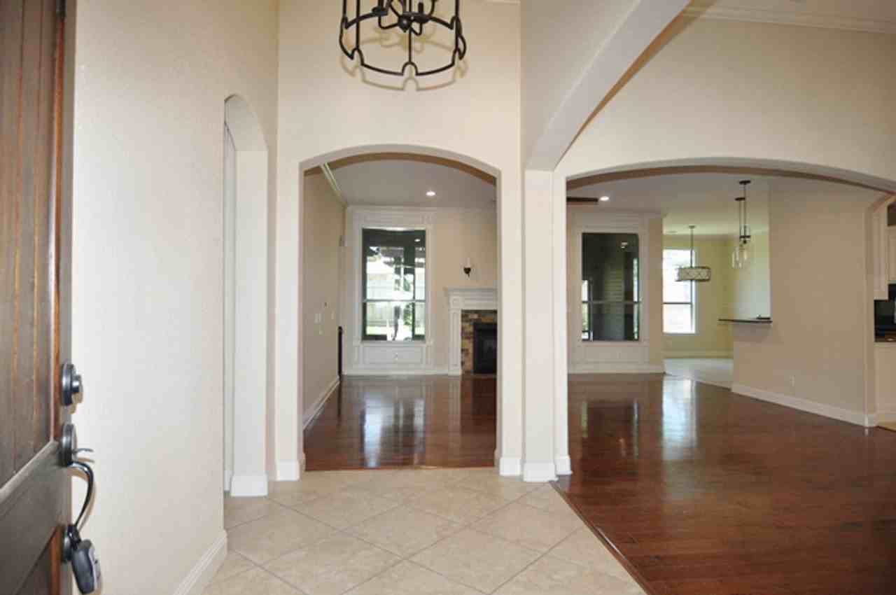 7800 Forest Hills Ct - Photo 4 of 33