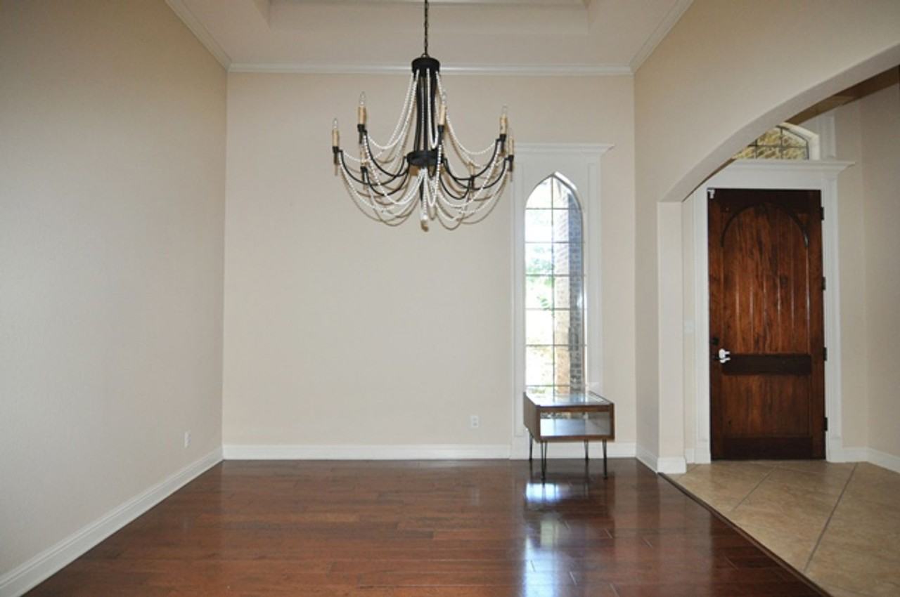 7800 Forest Hills Ct - Photo 5 of 33