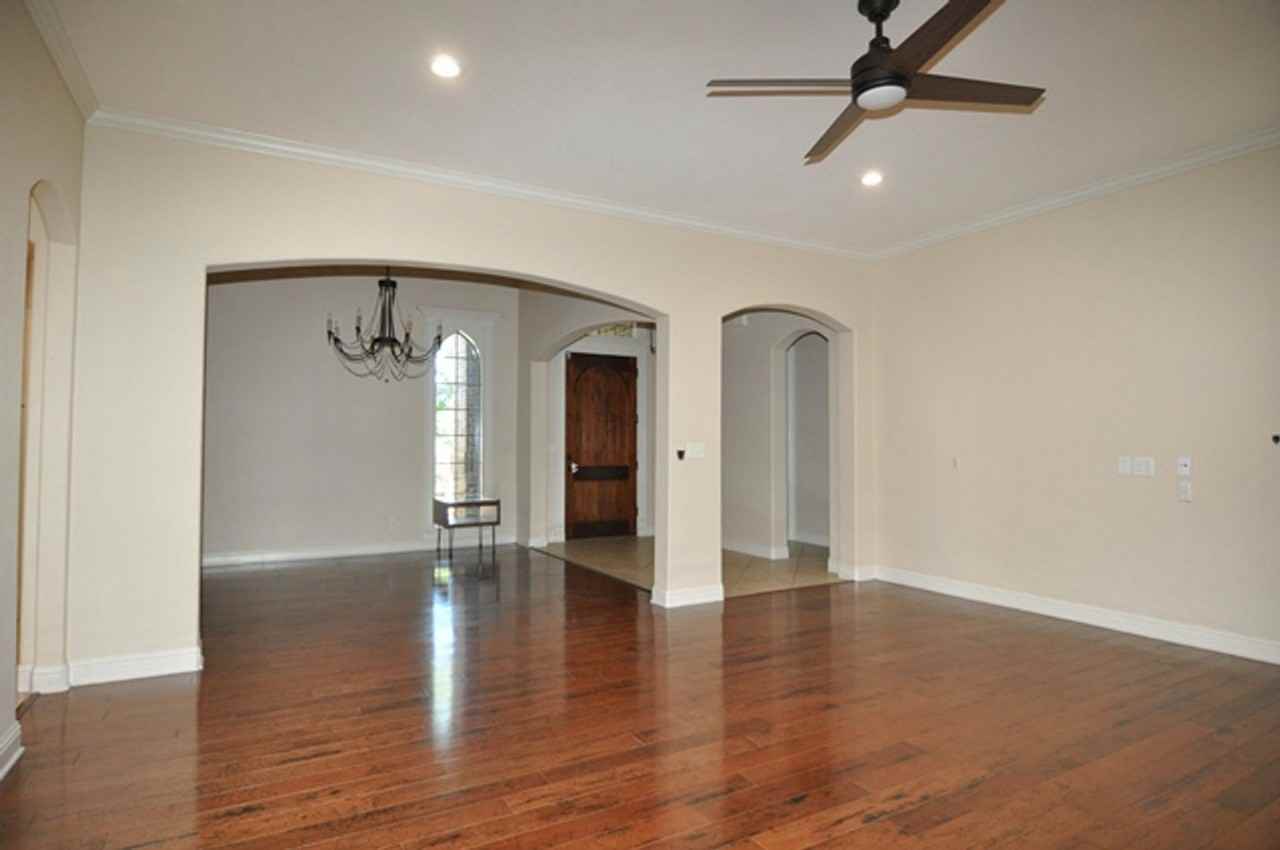 7800 Forest Hills Ct - Photo 6 of 33