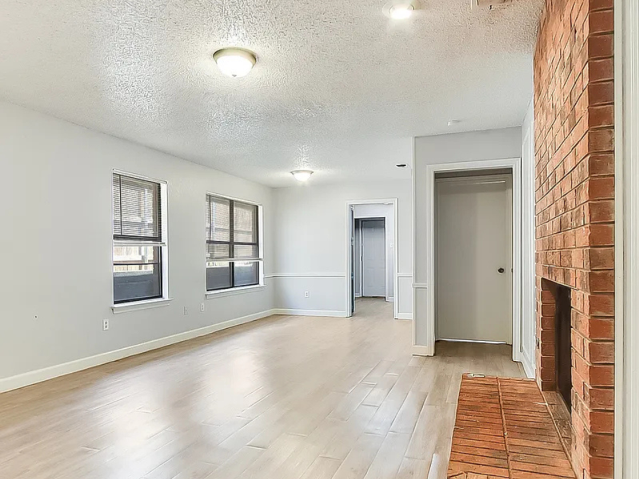 2318 Kingsford Ct - Photo 2 of 5