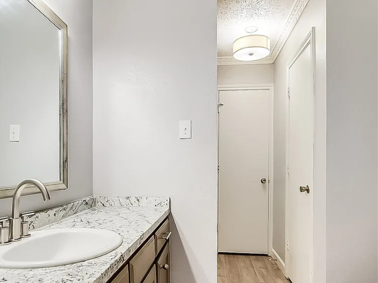 2318 Kingsford Ct - Photo 3 of 5