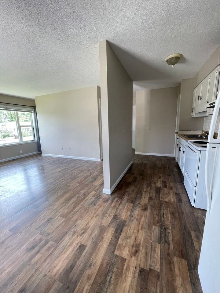 651 E College St #A - Photo 6 of 8