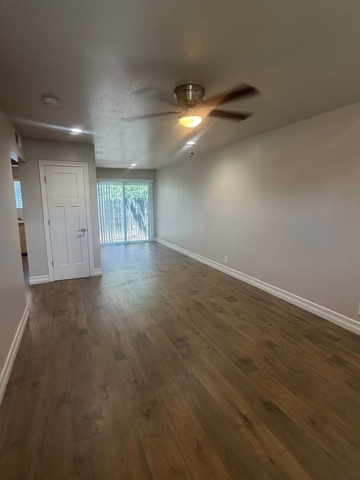 578 N Brown St - Photo 3 of 16