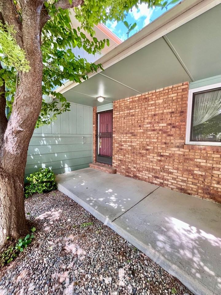 1017 S Redbud Dr - Photo 4 of 35