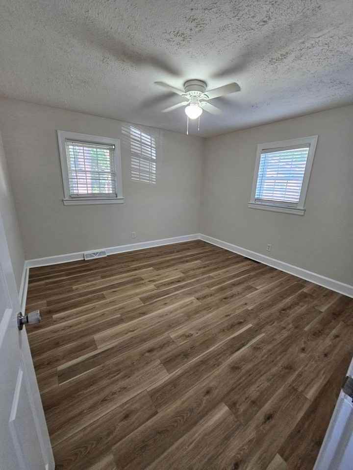 1310 Grove St N - Photo 3 of 10