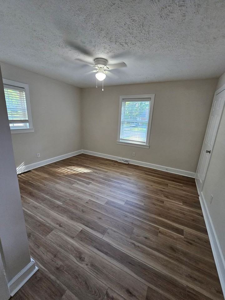 1310 Grove St N - Photo 4 of 10