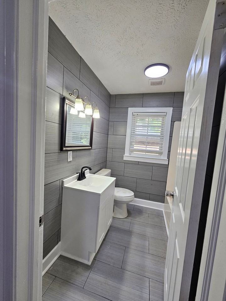 1310 Grove St N - Photo 5 of 10
