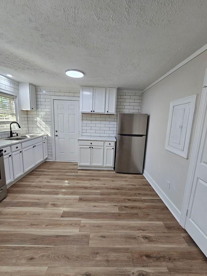 1310 Grove St N - Photo 6 of 10