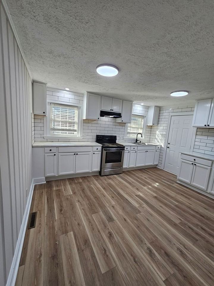 1310 Grove St N - Photo 7 of 10