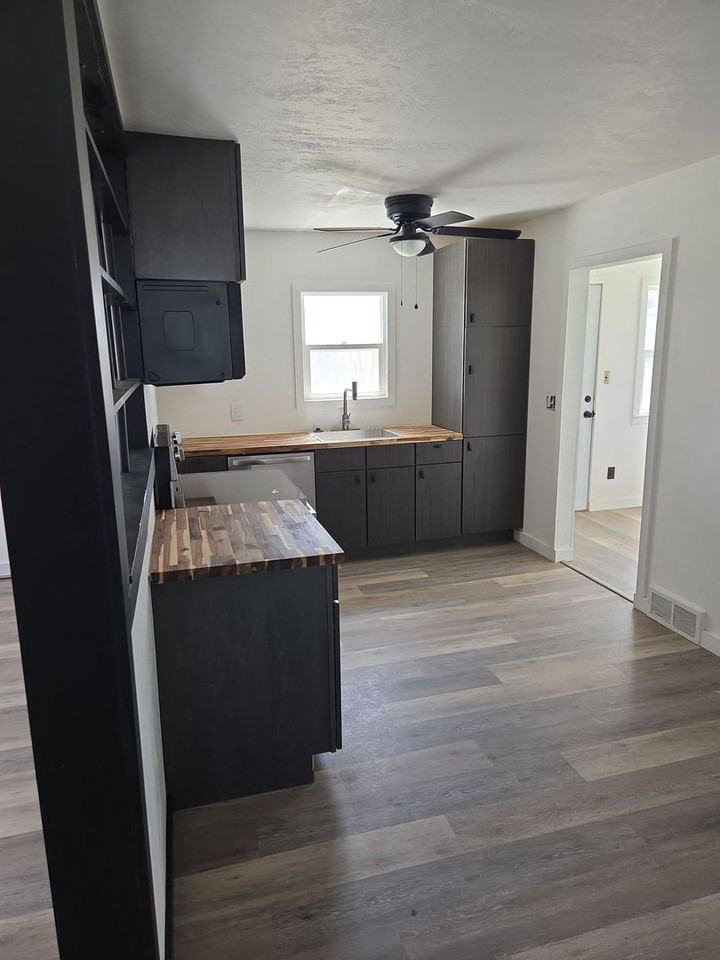 437 Locust St - Photo 3 of 20