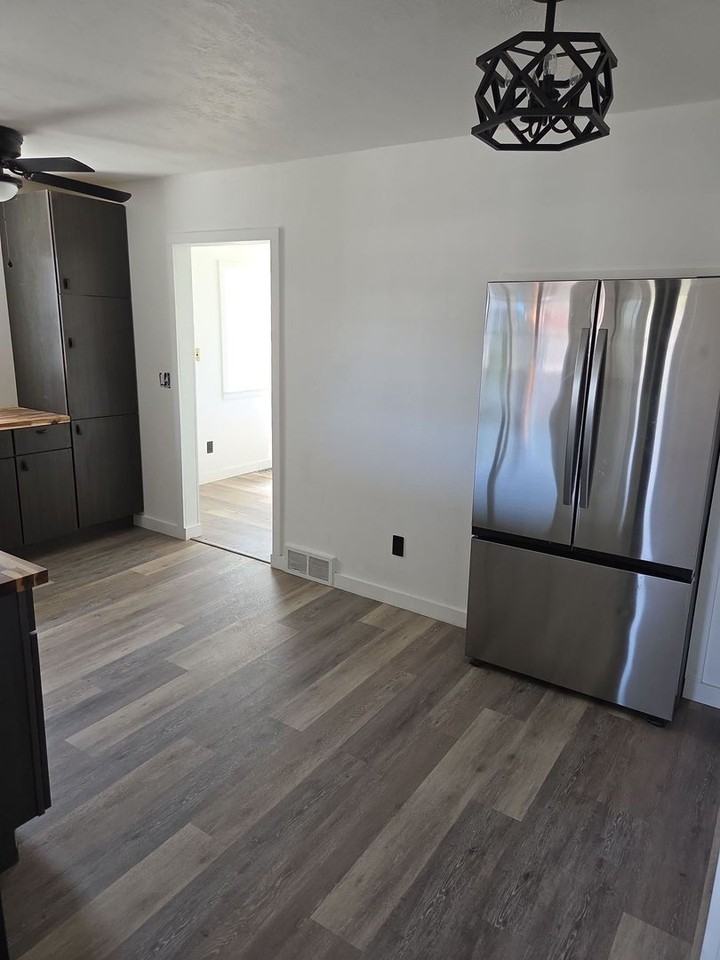 437 Locust St - Photo 4 of 20