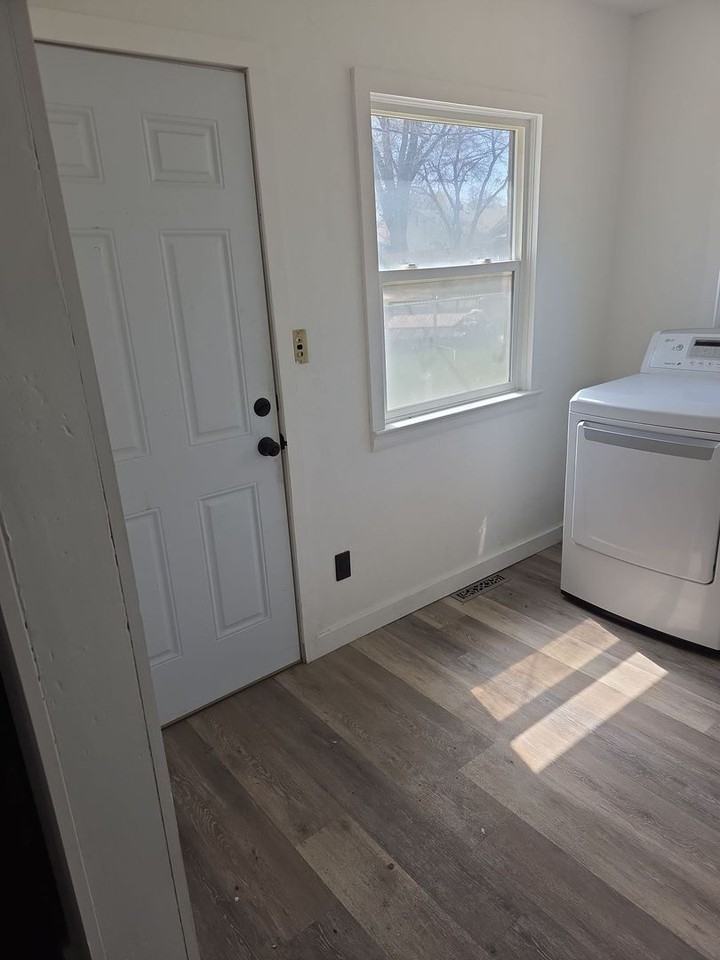 437 Locust St - Photo 6 of 20