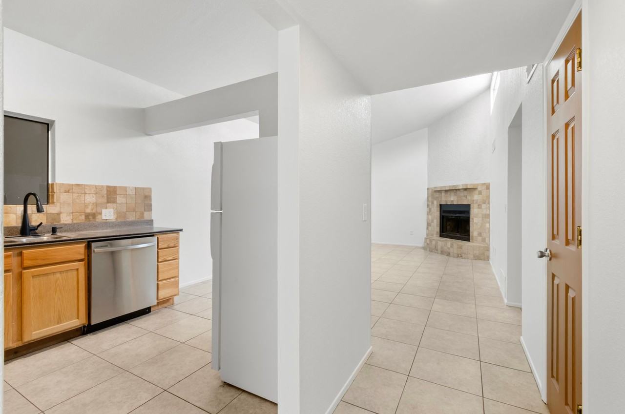 1107 E Water St - Photo 6 of 16