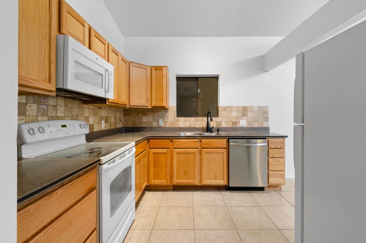 1107 E Water St - Photo 7 of 16