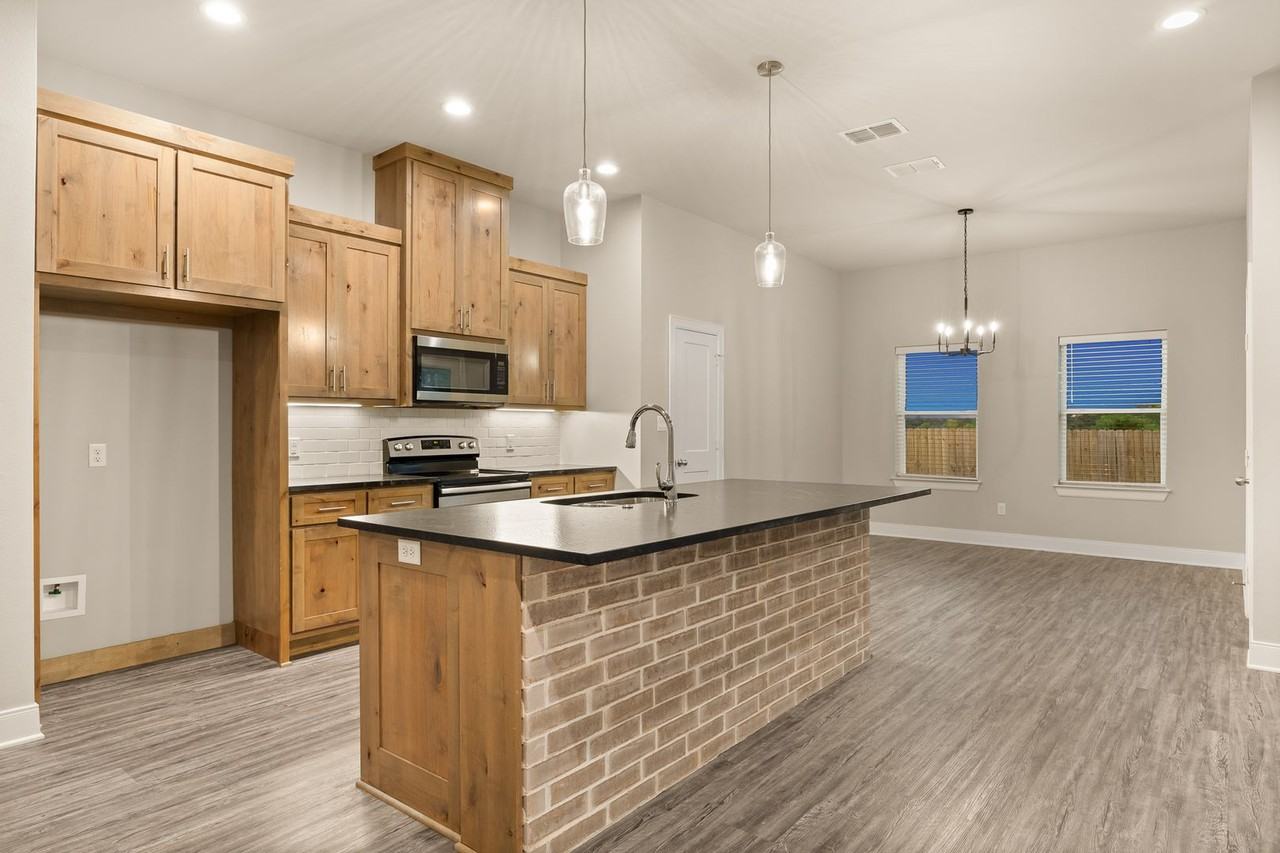 1621 1621 Legacy Drive - Photo 2 of 18