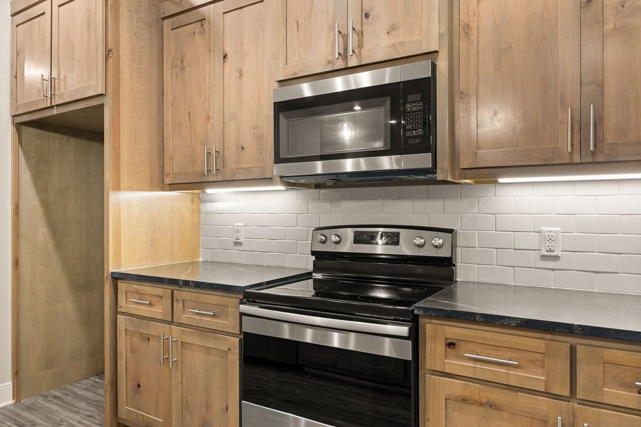 1621 1621 Legacy Drive - Photo 4 of 18
