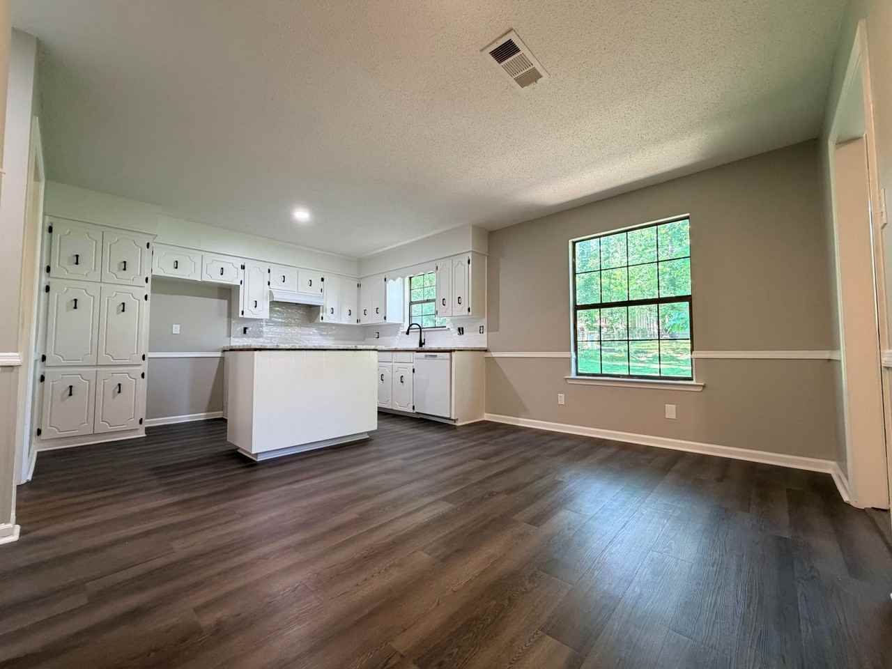 306 Lynnewood Dr - Photo 6 of 19