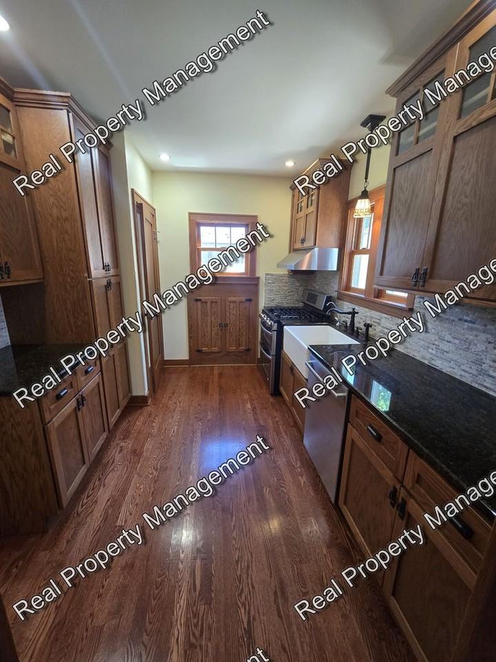 822 Jefferson St - Photo 4 of 15