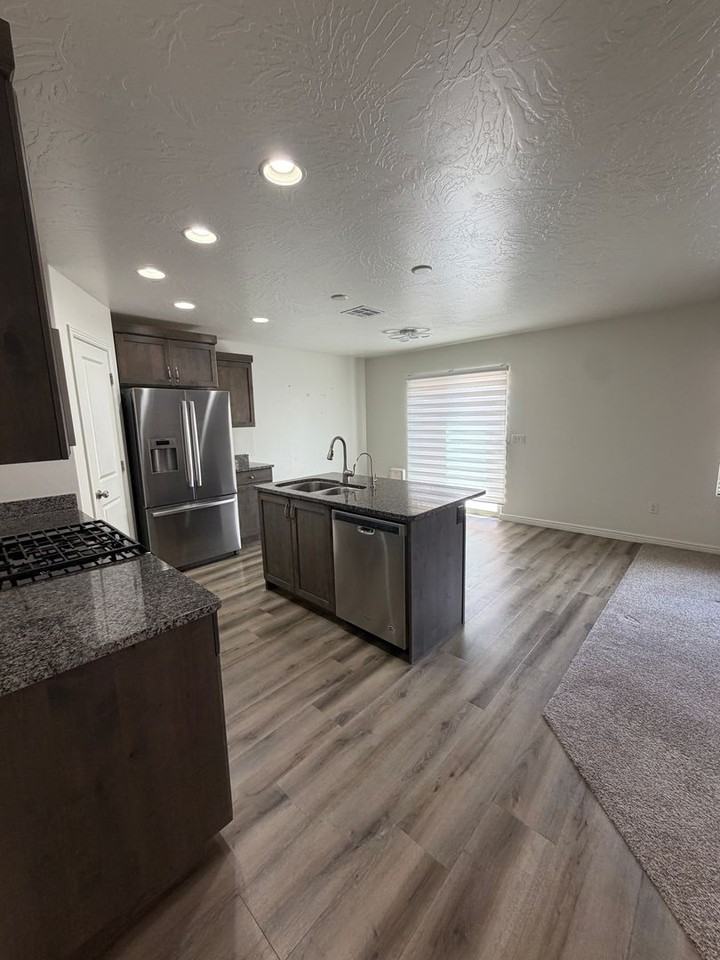 3265 S Fossil Hills Dr - Photo 3 of 16