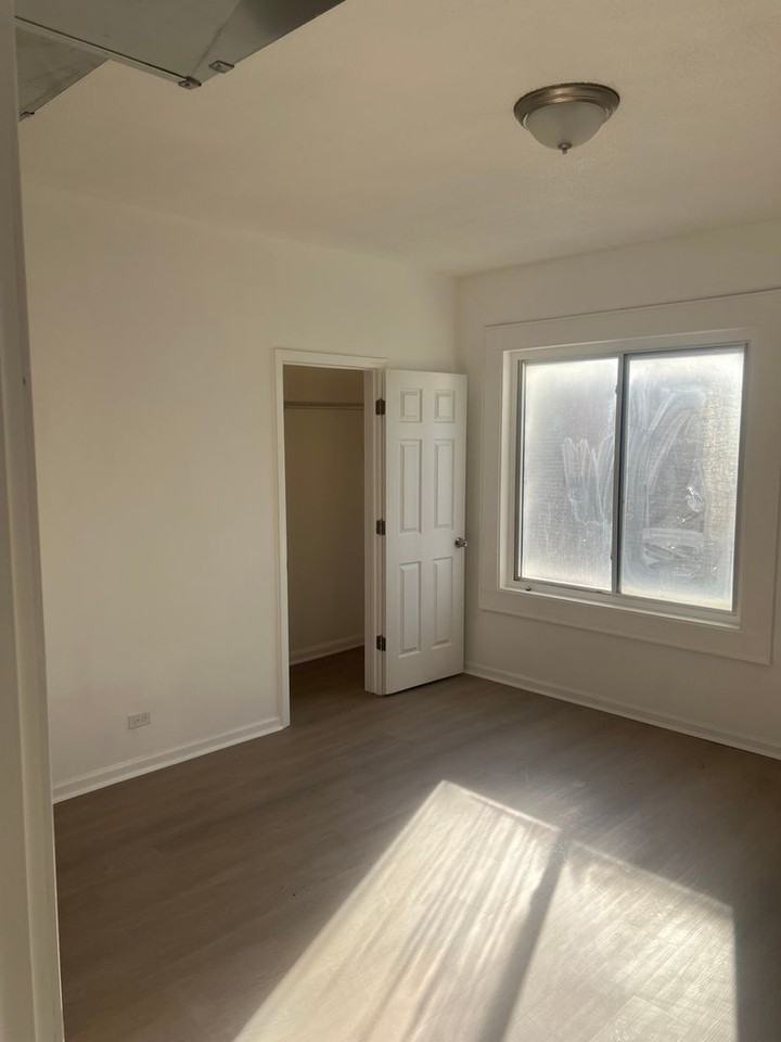 8445 S Ingleside Ave - Photo 4 of 19