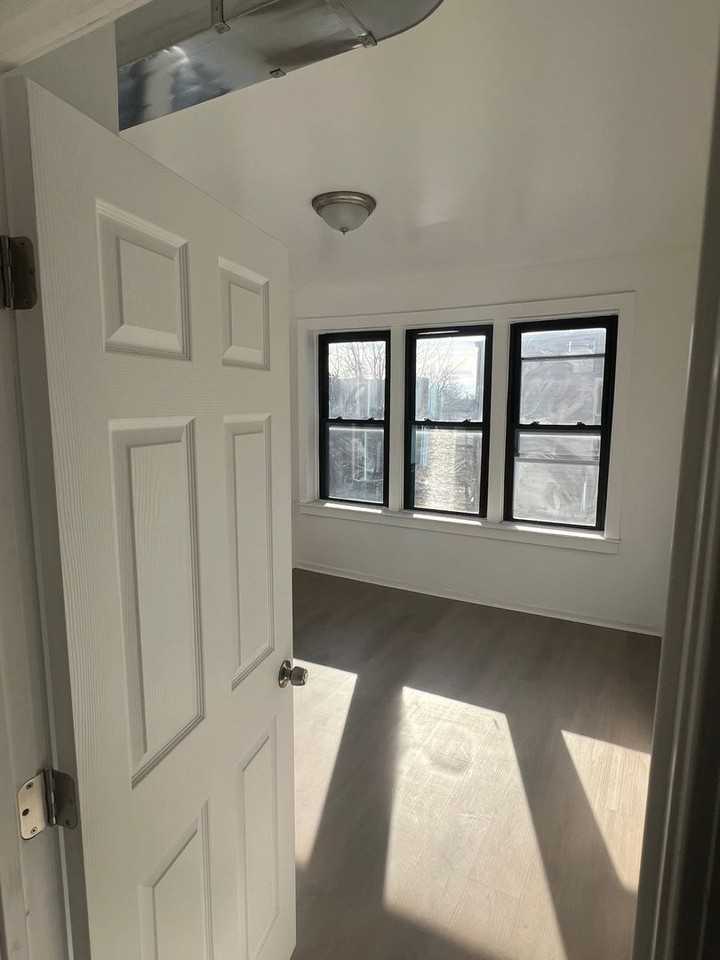 8445 S Ingleside Ave - Photo 7 of 19