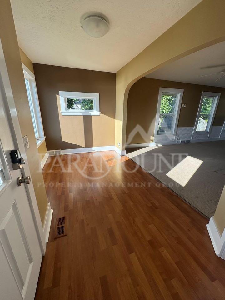 339 Farragut Ave N - Photo 2 of 25